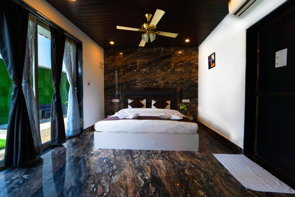 Una cama o camas en una habitación de Code Red Resort