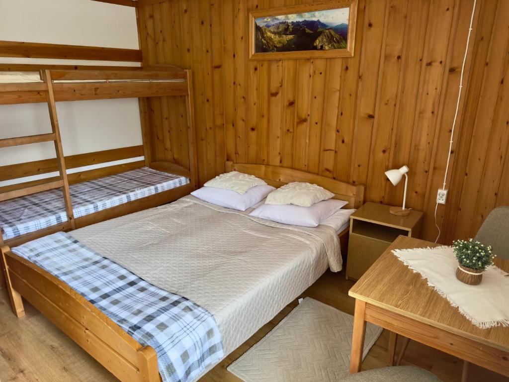 Ένα ή περισσότερα κρεβάτια σε δωμάτιο στο U Haliny Pokoje Stasikówka - Poronin