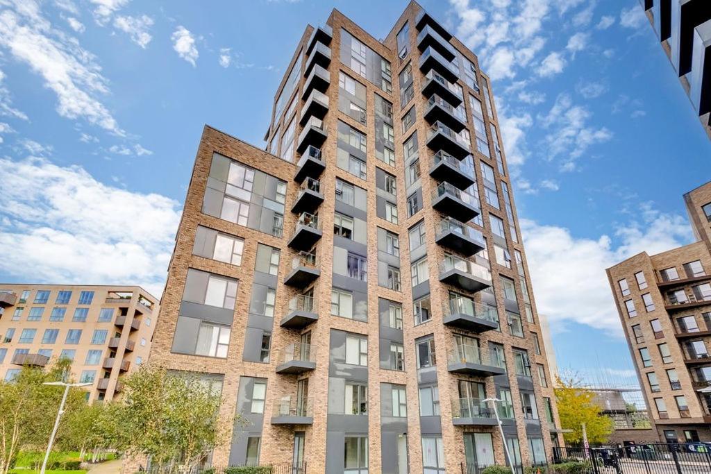 ein hohes Gebäude mit Balkonen an der Seite in der Unterkunft Posh 2 bedroom apartment with a Gym in South Norwood