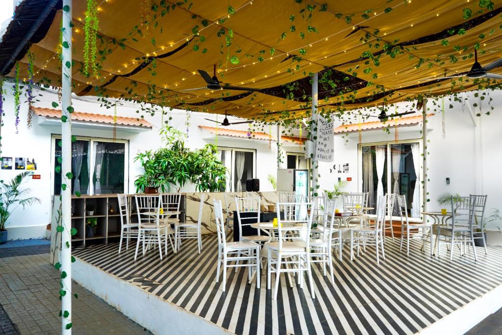 Un restaurant u otro lugar para comer en Code Red Resort