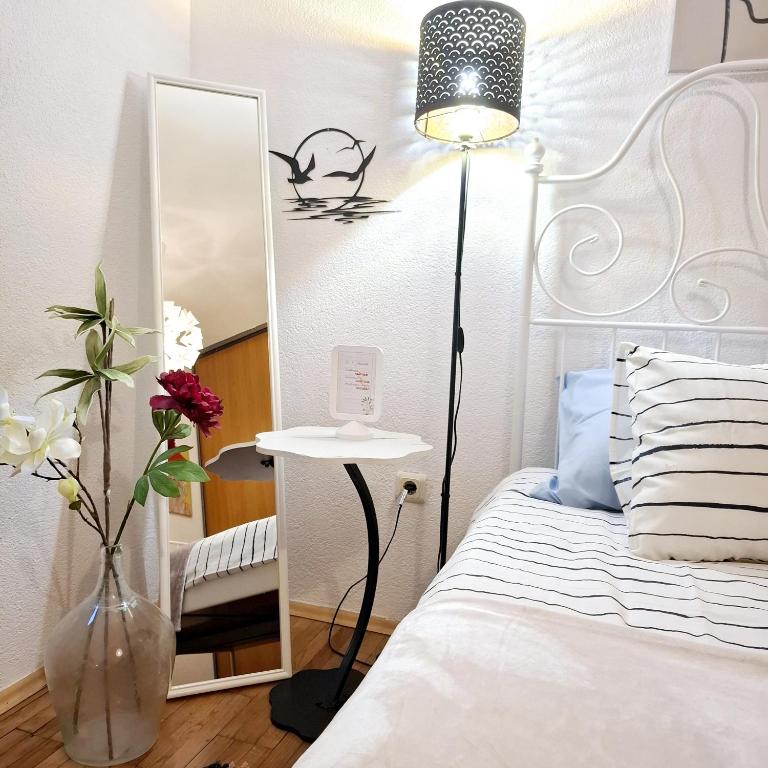 Postel nebo postele na pokoji v ubytování Kadena Apartments