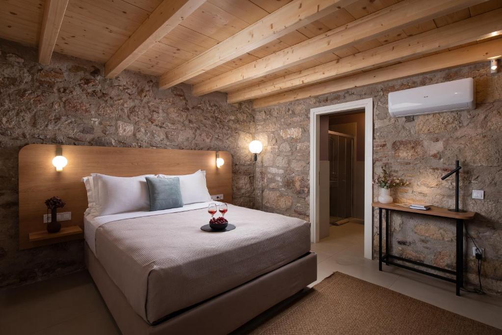 Postel nebo postele na pokoji v ubytování Living Yard Acropolis