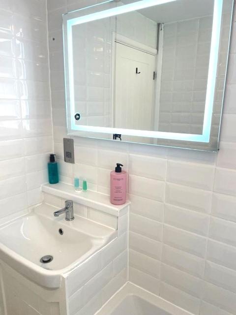 Ein Badezimmer in der Unterkunft Cotswold Merrymouth Inn