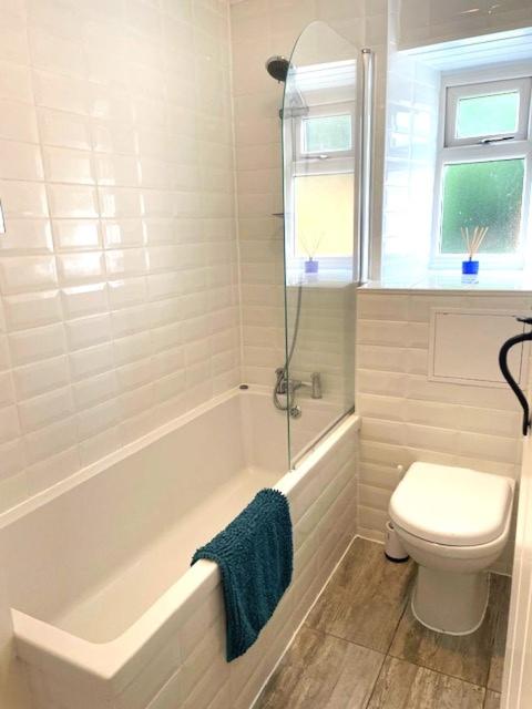 Ein Badezimmer in der Unterkunft Cotswold Merrymouth Inn