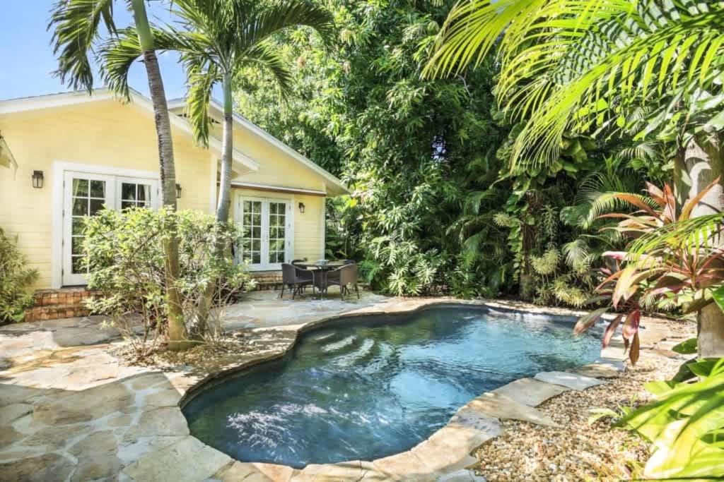 Πισίνα στο ή κοντά στο Mango Haus - Savor Tropical Living by a Lush Lagoon Pool