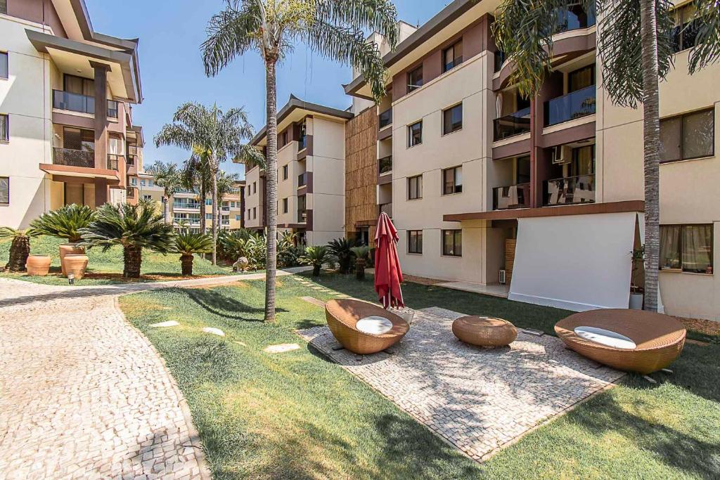 un patio con 2 bancos y un edificio en Life Resort Hotel em Brasília 49259, en Brasilia