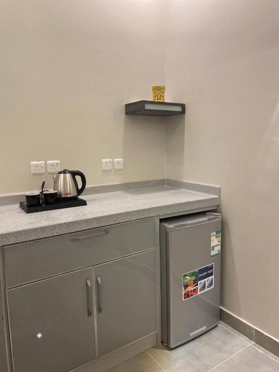 a kitchen with a counter top and a refrigerator at بلو هيفن in As Sayl aş Şaghīr