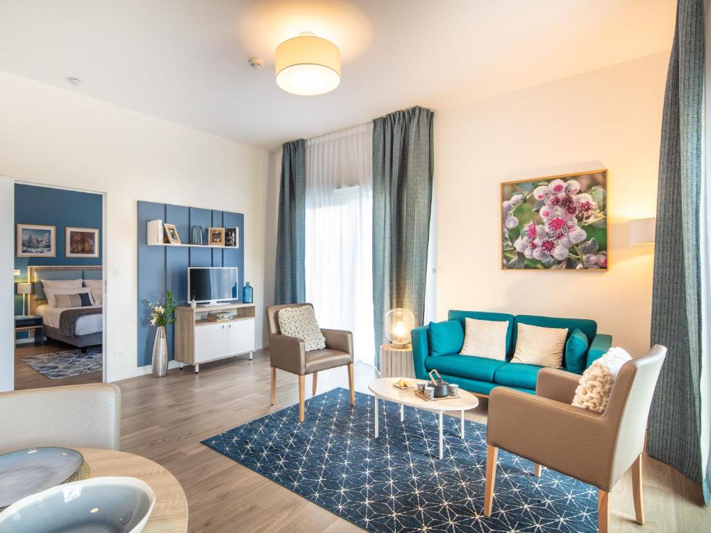 un salon avec un canapé et une table dans l'établissement Zenitude Hôtel-Résidences Chambéry, à Chambéry
