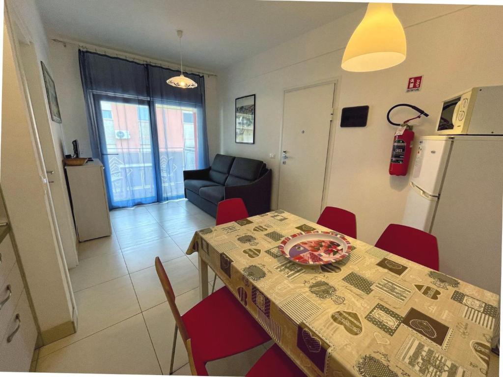 Posedenie v ubytovaní Renovated apartment with bright balcony