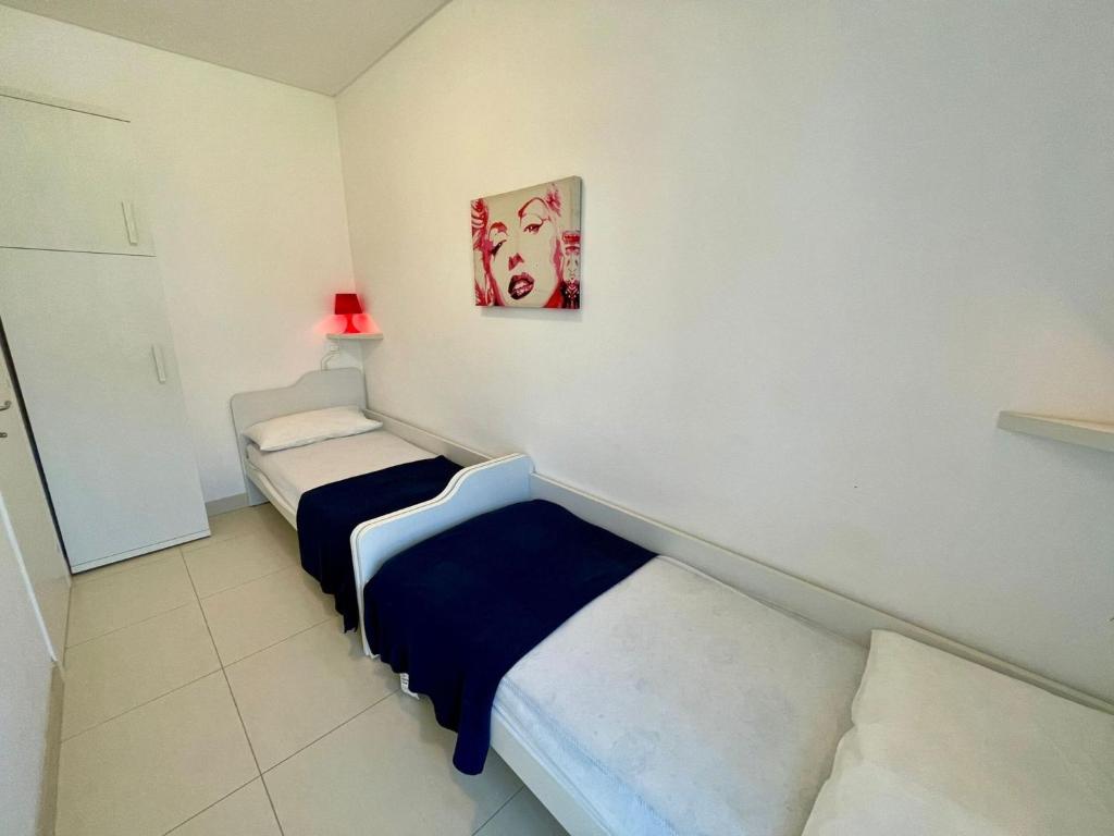 Posteľ alebo postele v izbe v ubytovaní Renovated apartment with bright balcony