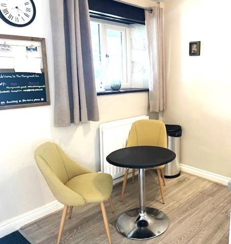 Ein Sitzbereich in der Unterkunft Cotswold Merrymouth Inn