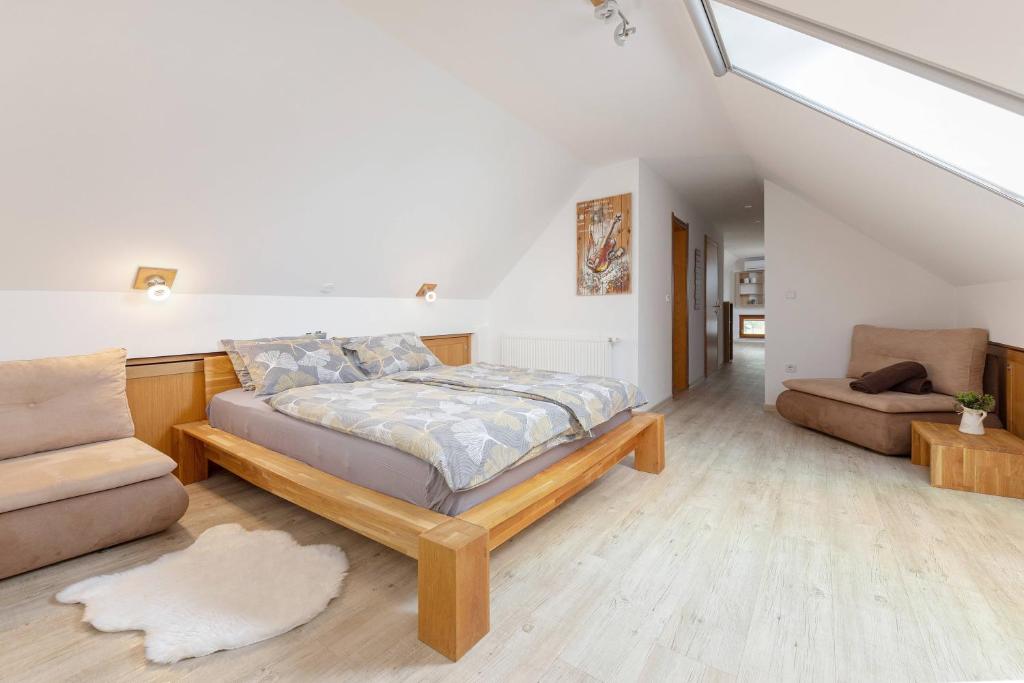 Postel nebo postele na pokoji v ubytování APARTMA KOŠNIK