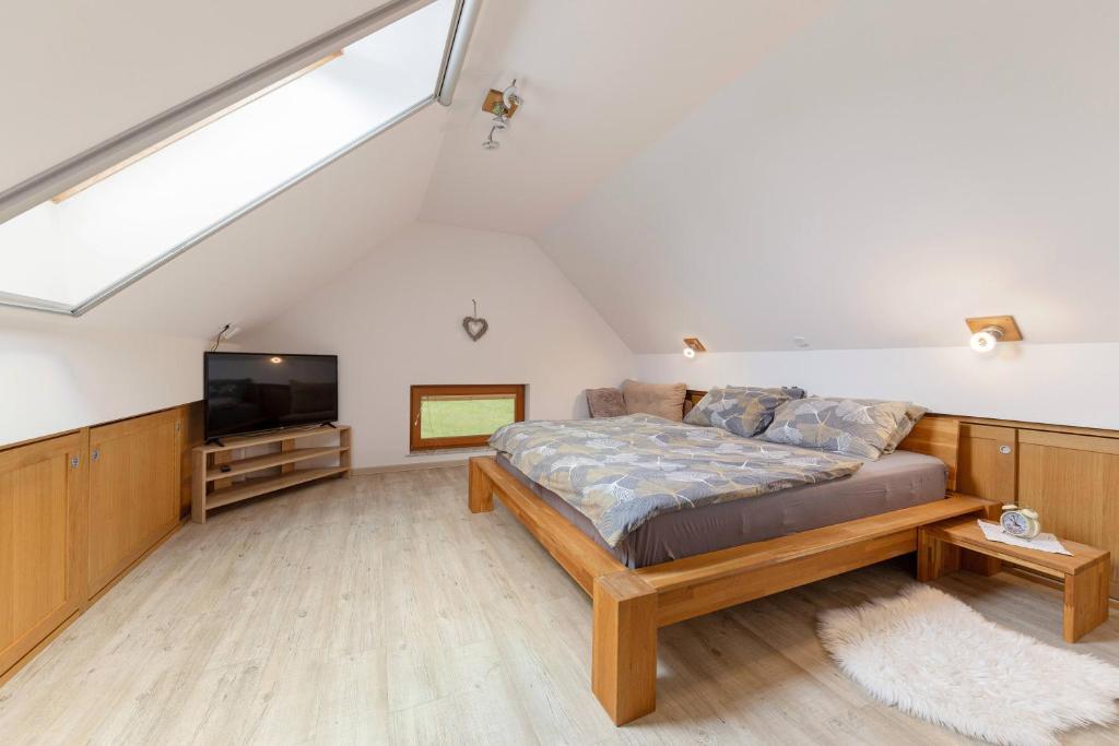 Postel nebo postele na pokoji v ubytování APARTMA KOŠNIK