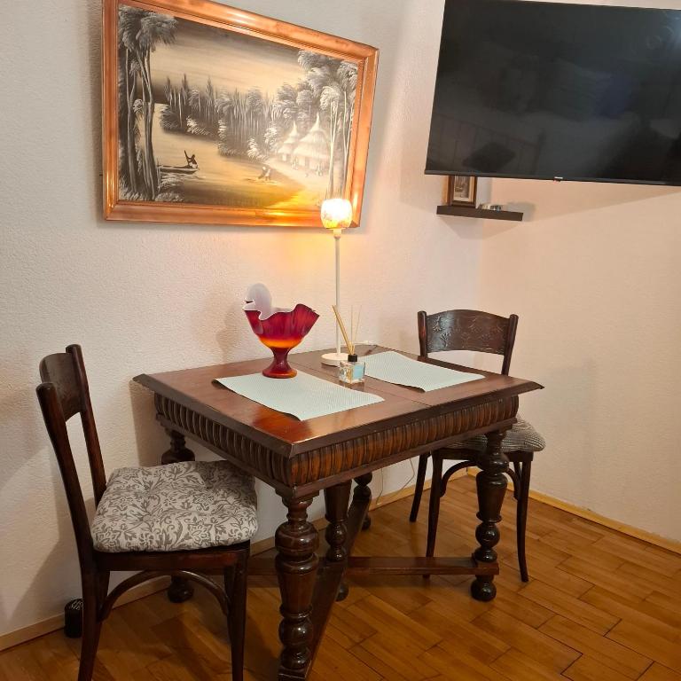 TV a/nebo společenská místnost v ubytování Kadena Apartments