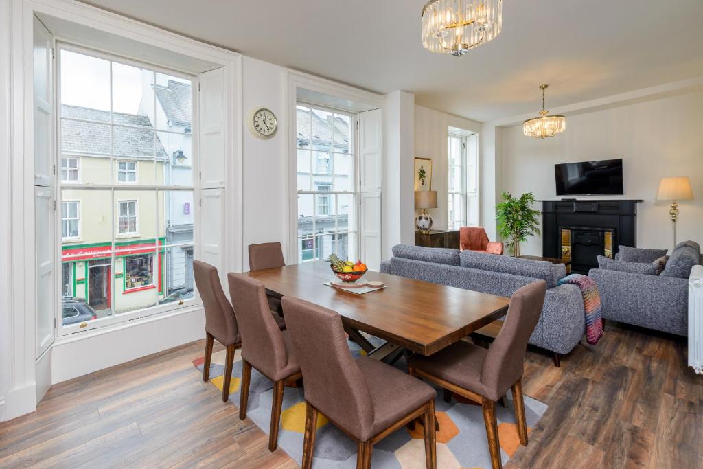 a living room with a table and chairs at Dingle Heritage Townhouse in Dingle