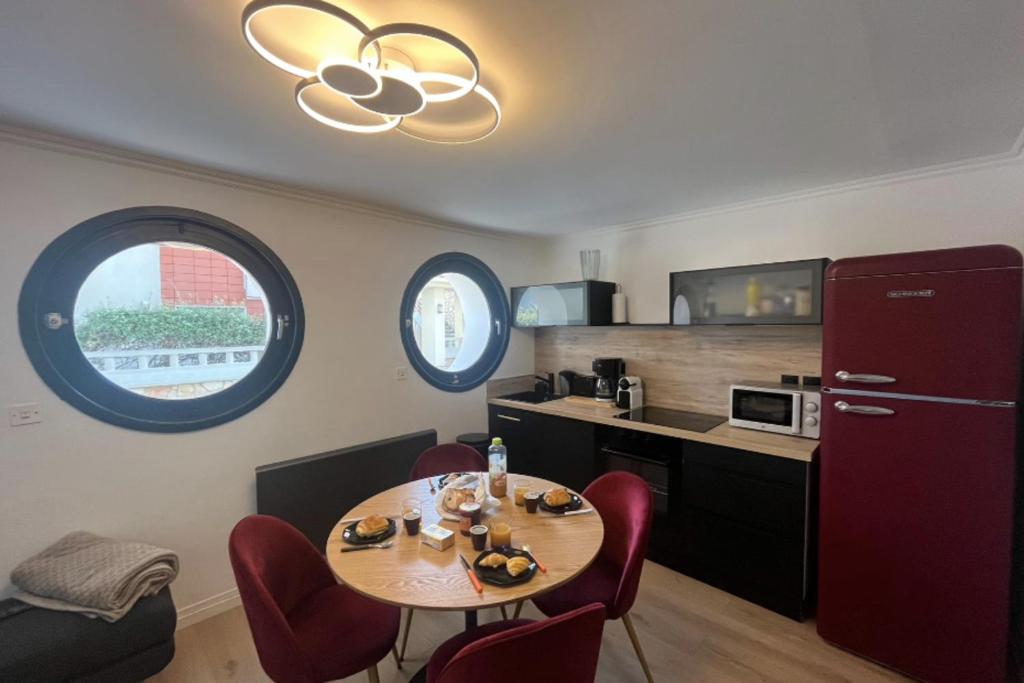 une cuisine avec une table et des chaises dans une pièce dans l'établissement Cosy apartment in Le Touquet, à Le Touquet-Paris-Plage