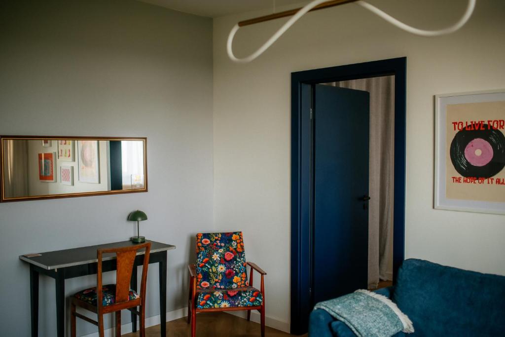 a room with a blue door and a table and chairs at Apartament w Centrum z widokiem na Stare Miasto Zamość in Zamość
