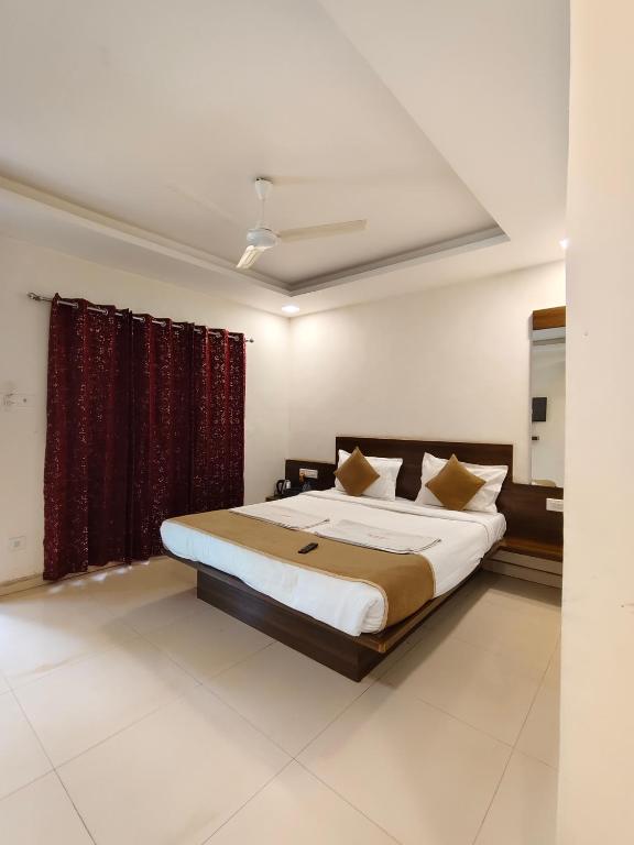 Postel nebo postele na pokoji v ubytování Hotel Oakwood mahabaleshwar