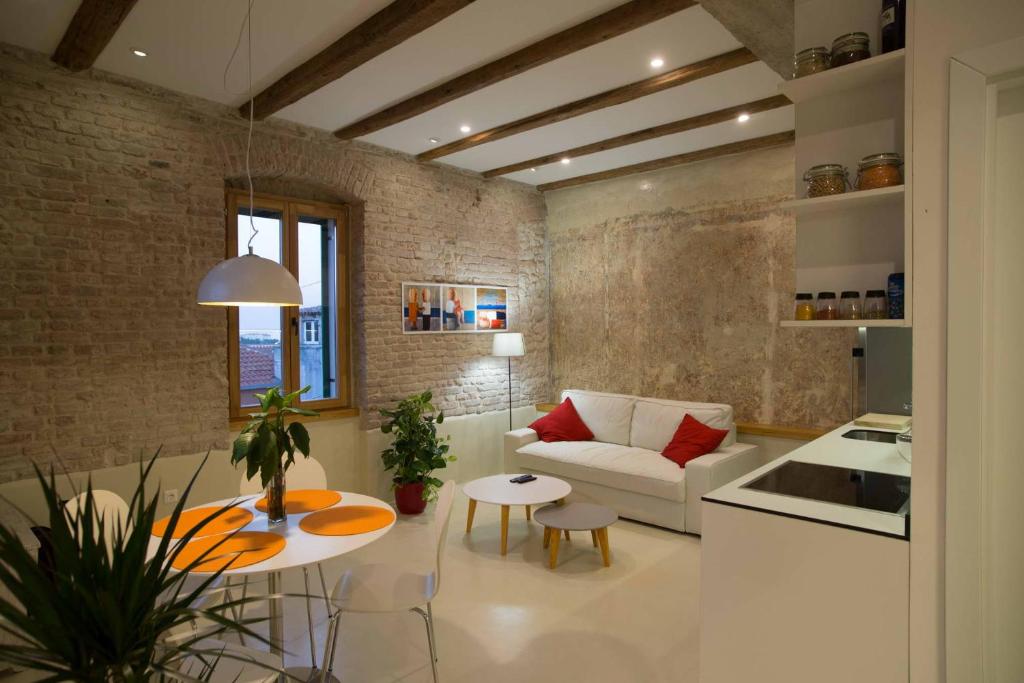 un soggiorno con divano e tavolo di Apartment Traces a Spalato (Split)