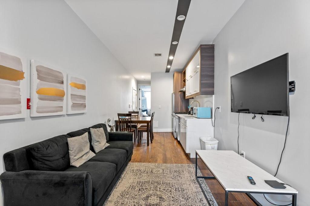 โทรทัศน์และ/หรือระบบความบันเทิงของ 2 Queen Beds, TV's in Bedroom, Path to Manhattan