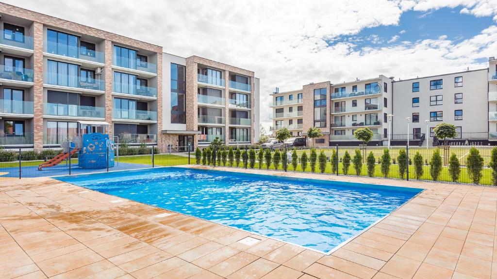 Bazén v ubytovaní Apartament z 2 sypialniami Elegant Lux 18 E Perłowa Przystań - Holiday City alebo v jeho blízkosti