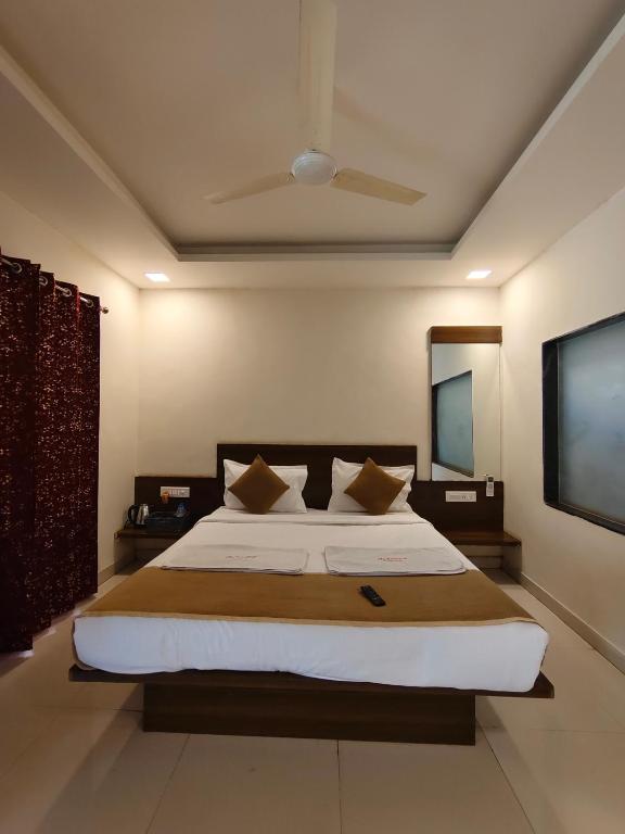 Postel nebo postele na pokoji v ubytování Hotel Oakwood mahabaleshwar