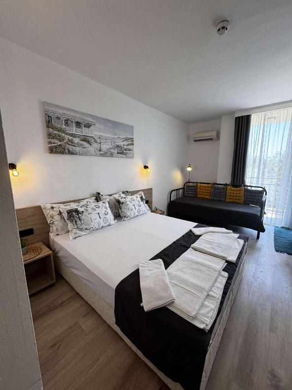 a bedroom with a large bed in a room at Студия 310 и 312 на първа линия in Chernomorets