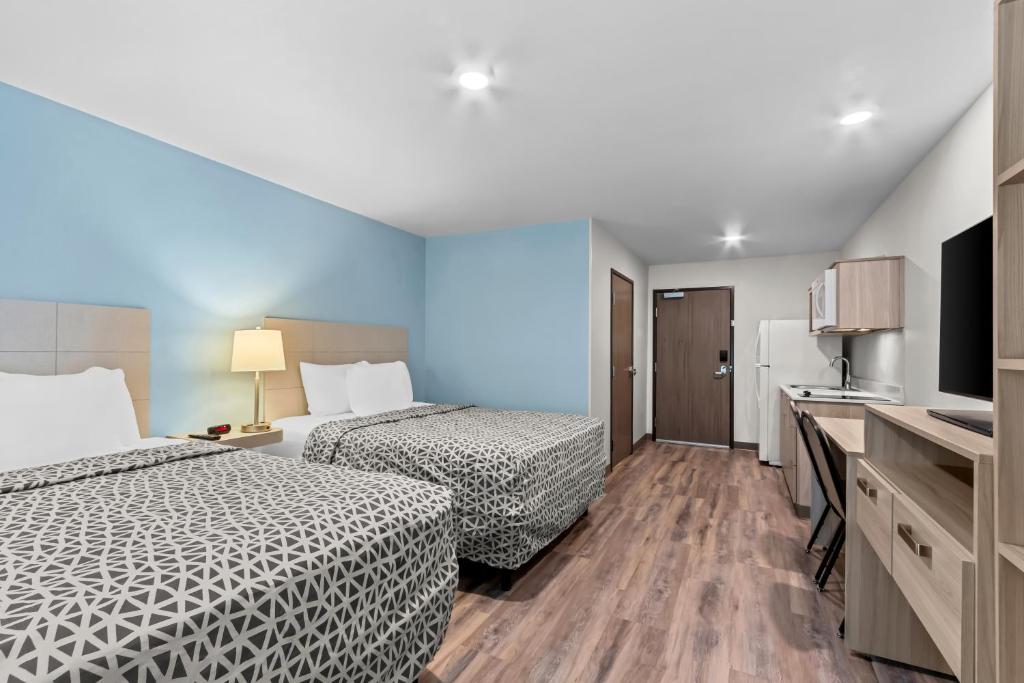Postel nebo postele na pokoji v ubytování WoodSpring Suites Gilbert - Mesa Gateway Airport