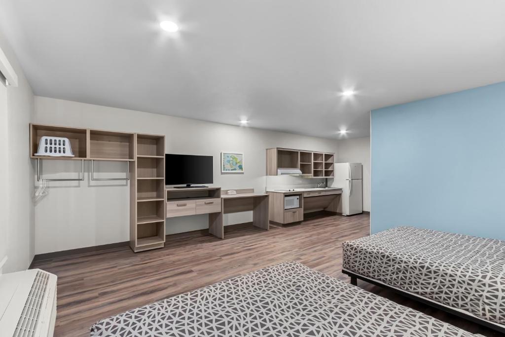 TV a/nebo společenská místnost v ubytování WoodSpring Suites Gilbert - Mesa Gateway Airport