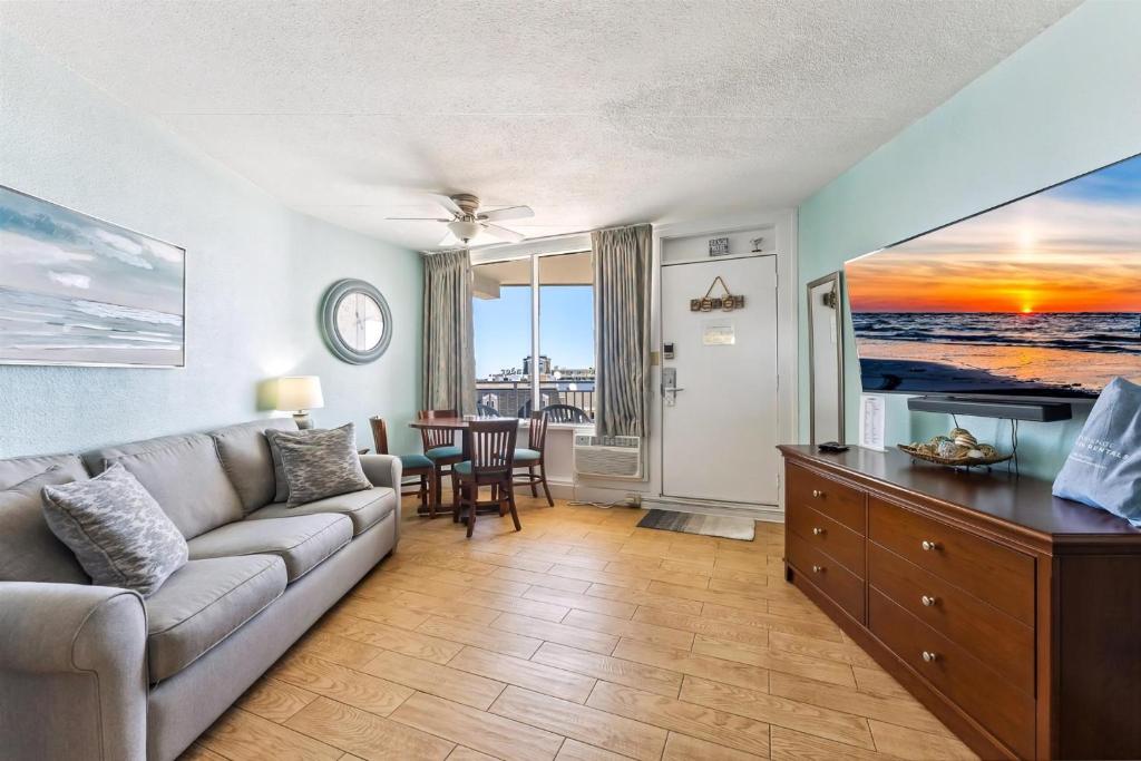 una sala de estar con un sofá y una mesa en 6201 Ocean Ave, Unit 503 - The Nassau Inn, en Wildwood
