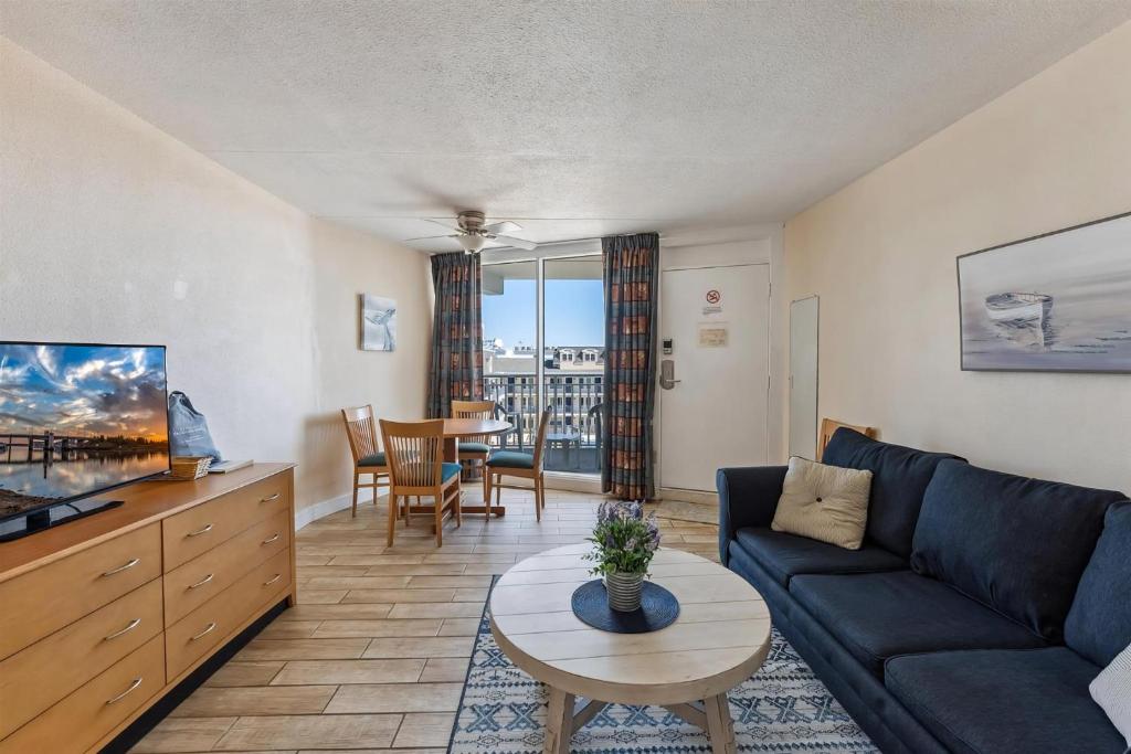Una sala de estar con un sofá, un televisor y una mesa. en 6201 Ocean Ave, Unit 405 - The Nassau Inn, en Wildwood