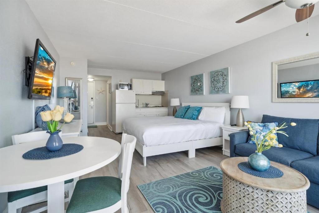 1 dormitorio y sala de estar con 1 cama y 1 mesa en 6201 Ocean Ave, Unit 412 - The Nassau Inn, en Wildwood