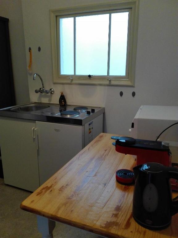 Η κουζίνα ή μικρή κουζίνα στο City Lodge Stay A while