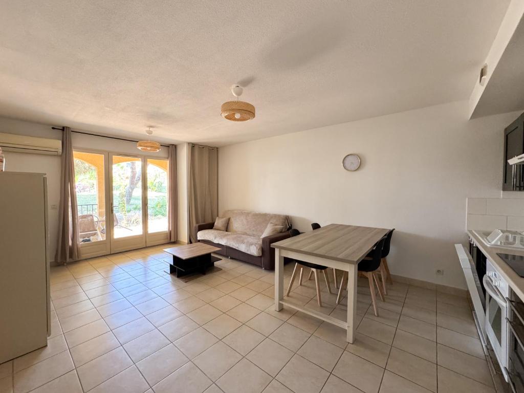 un salon avec une table et un canapé dans l'établissement Jolie T2 - Sierra Léone 218, à Canet
