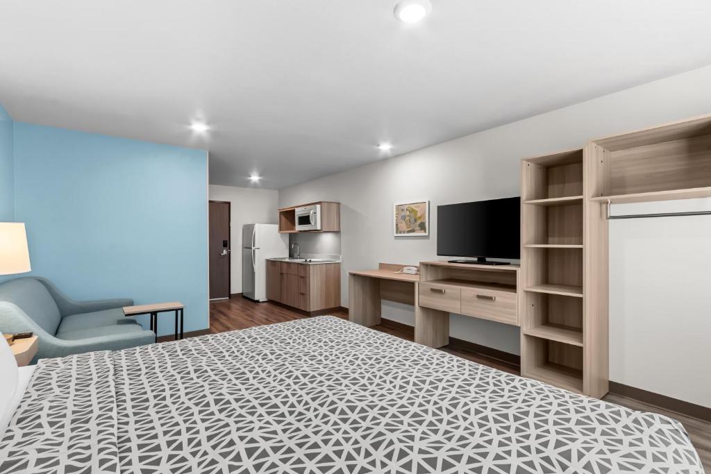 TV a/nebo společenská místnost v ubytování WoodSpring Suites Gilbert - Mesa Gateway Airport