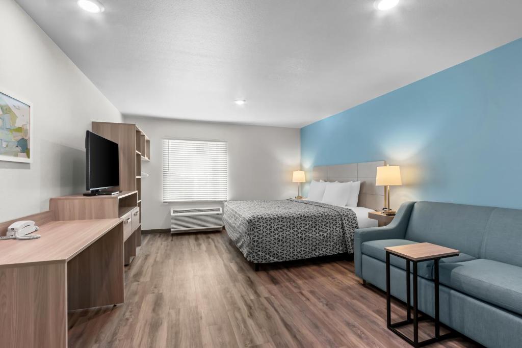TV a/nebo společenská místnost v ubytování WoodSpring Suites Gilbert - Mesa Gateway Airport