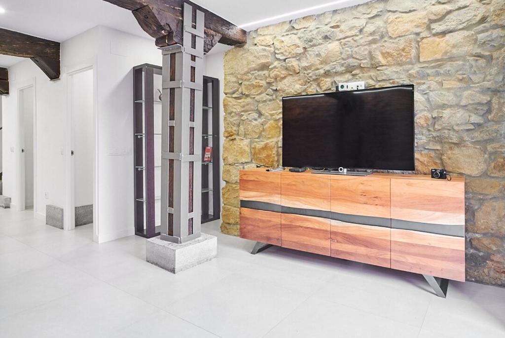 Una televisión o centro de entretenimiento en Loft duplex - by Wehomes