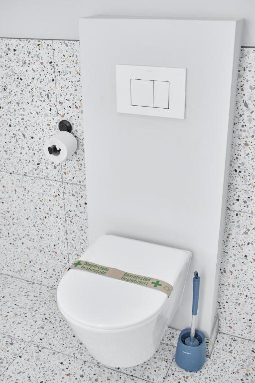 Un baño de Loft duplex - by Wehomes
