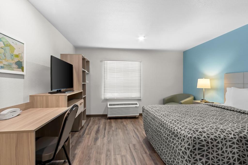 Postel nebo postele na pokoji v ubytování WoodSpring Suites Gilbert - Mesa Gateway Airport