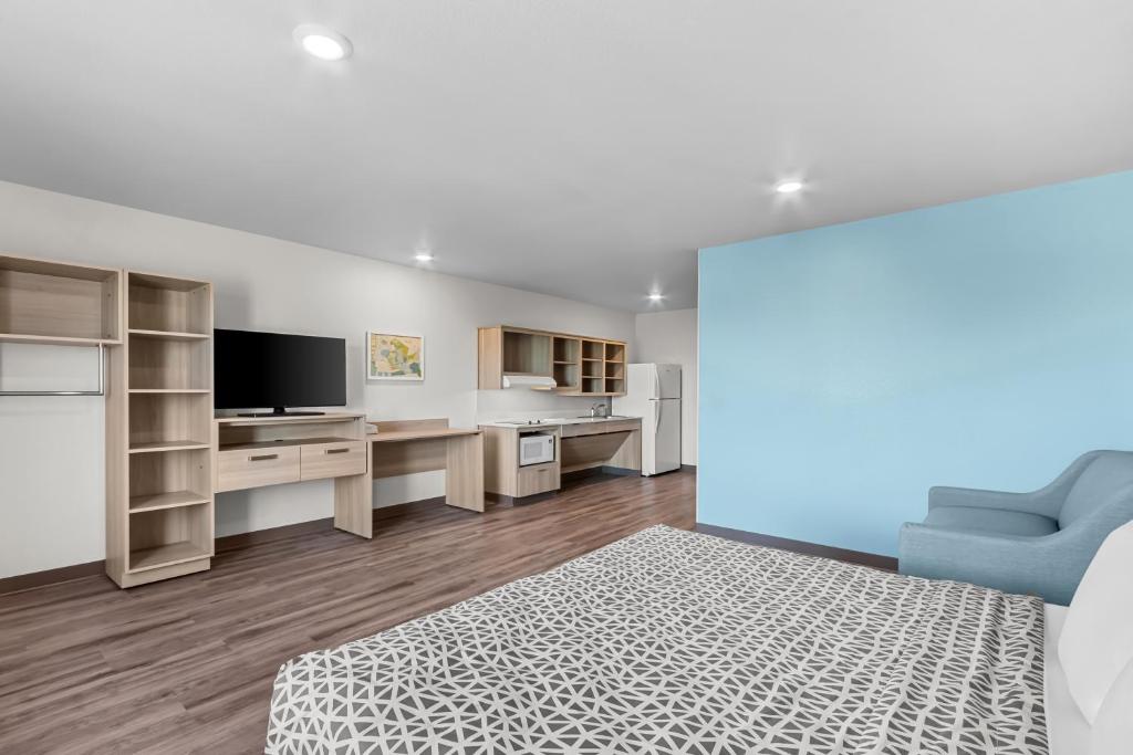 TV a/nebo společenská místnost v ubytování WoodSpring Suites Gilbert - Mesa Gateway Airport