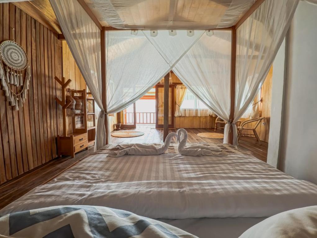 Postel nebo postele na pokoji v ubytování Oinan Beach Villa