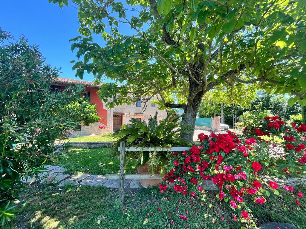 a garden with flowers in front of a house at Casale San Francesco d'Assisi in Assisi