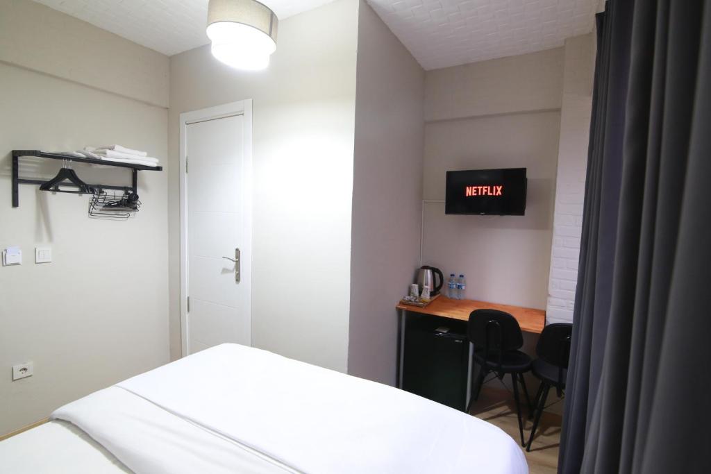 TV a/nebo společenská místnost v ubytování THE LİMA SUİTES KADIKÖY
