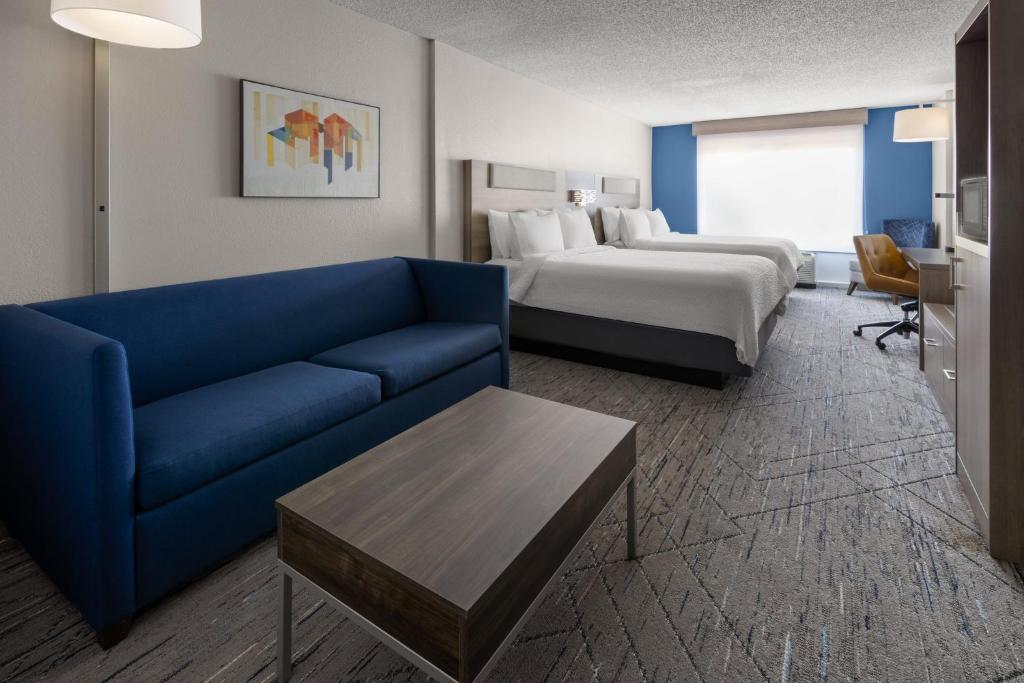 Кровать или кровати в номере Holiday Inn Express and Suites Newberry by IHG