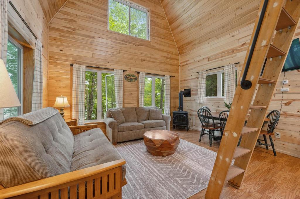 Χώρος καθιστικού στο Hatch Lake Tiny House - Get Up North Retreats
