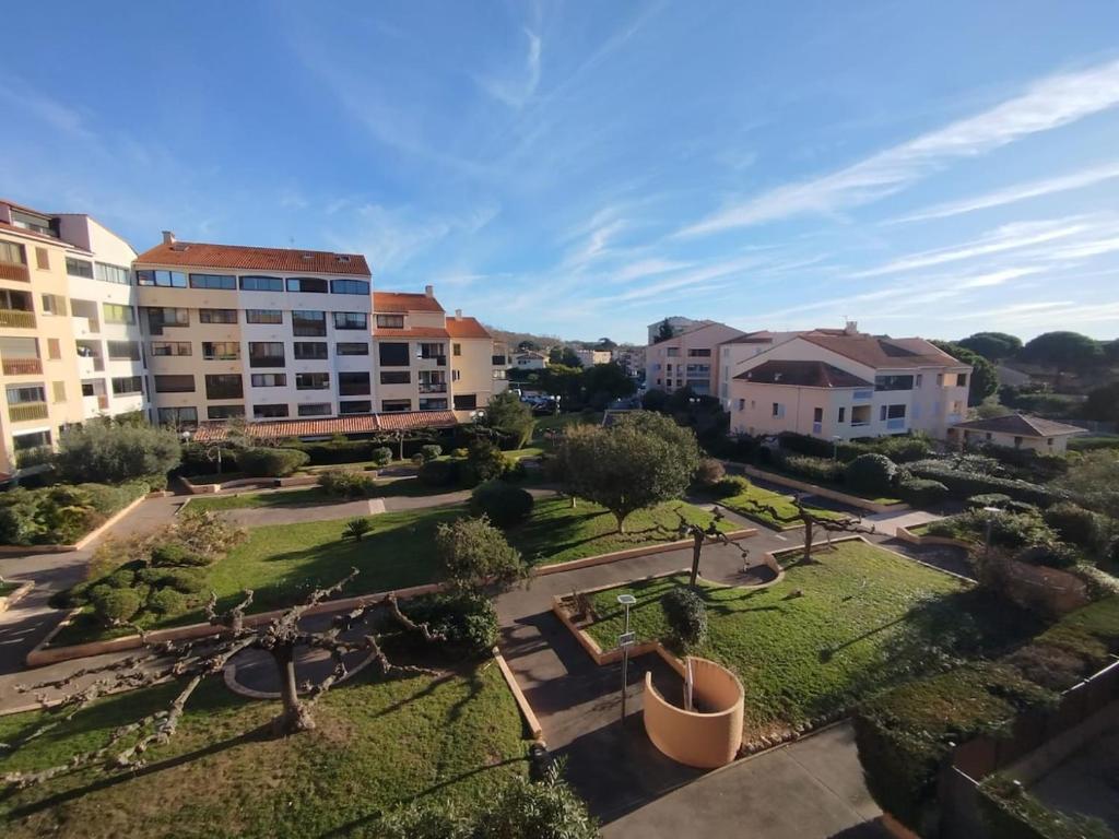 une vue aérienne sur un parc avec des bâtiments dans l'établissement Appartement à 2KM de la plage, à Fréjus