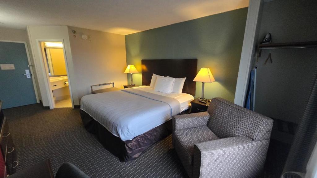 Postel nebo postele na pokoji v ubytování Copley Inn & Suites By OYO Akron OH
