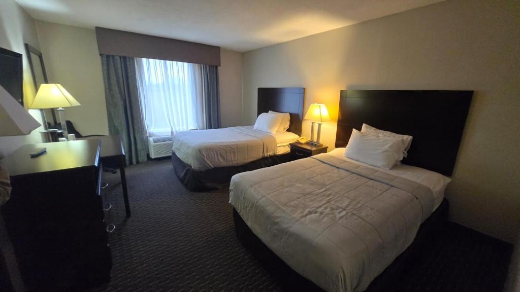 Postel nebo postele na pokoji v ubytování Copley Inn & Suites By OYO Akron OH