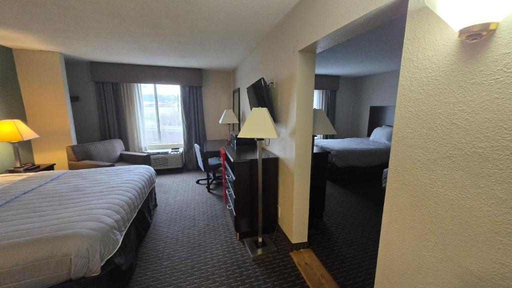 Postel nebo postele na pokoji v ubytování Copley Inn & Suites By OYO Akron OH
