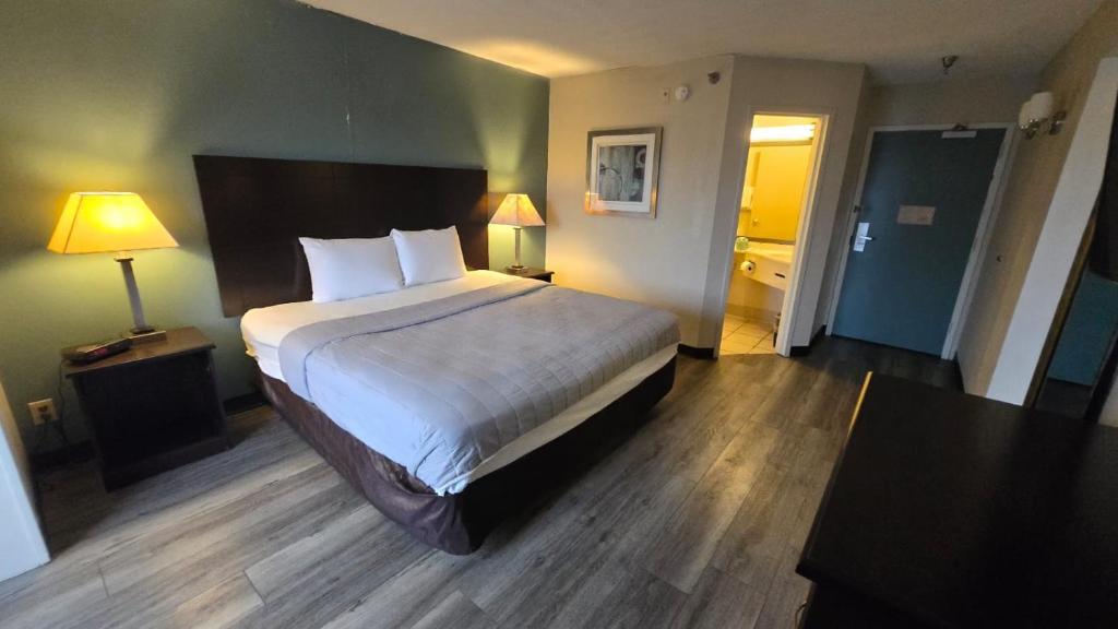 Postel nebo postele na pokoji v ubytování Copley Inn & Suites By OYO Akron OH